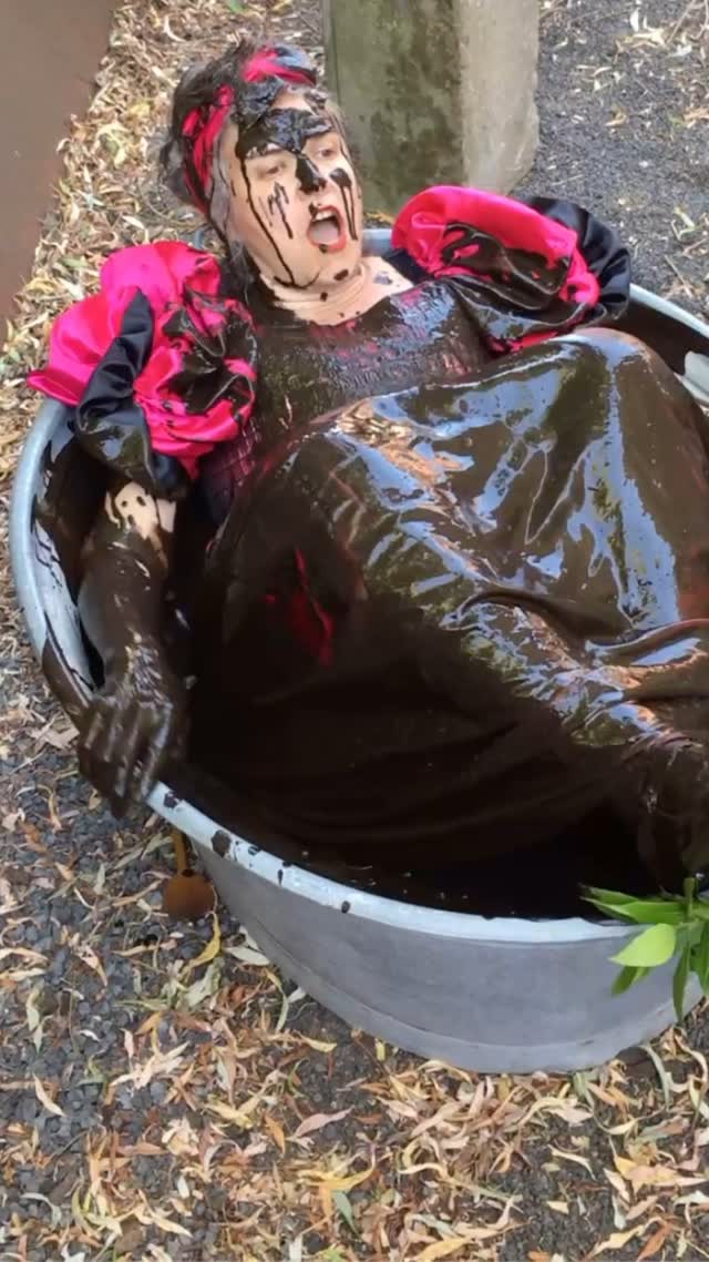 BÄNDEBU performance Sculpture #baindeboue #boue #schlamm #schlammbad #moorbad #sculptures #sculpture #mud