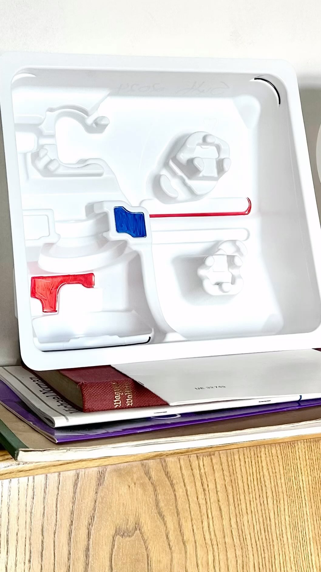 Ich glaube… 
das ist jetzt genau der richtige Zeitpunkt, um Ihnen ein NEUES PRODUKT vorzustellen:

— UNSICHTBARE SOCKEN!
DER ULTIMATIVE MODETREND
EXTREM BEQUEM
KEIN VERRUTSCHEN 
und 
KEIN EINSCHNEIDEN 
in jeder nur vorstellbaren Farbe erhältlich!

— EBENFALLS im ANGEBOT LUFTKUSCHELN 
mit unsichtbaren 
KINDERN, KATZEN& KO
Nähe ohne Trubel und ohne Verpflichtungen!

— UND: last, but not least:
PHANTOM- PUTZEN 
DAS REVOLUTIONÄRE REINIGUNGSERLEBNIS 
Ohne Aufwand, mit eleganten Luftbewegungen zu 
UNSICHTBARER SAUBERKEIT!

„Probeexemplare“ Filzstift auf Kunststoff/thermo-geformte Tiefzieh-Schale, 35x33x13 (Auflage: 9), 2024 #unsichtbar #invisible #thermoformed #probeexemplar #luftkuscheln #phantomputzen #unsichtbaresocken #filzstift #plastic