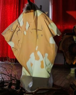 SYCAMORES
Gesangsperformance
„Nie war der Schatten eines Gewächses teurer, lieblicher und süßer...“ findet Xerxes, unter einer Platane sitzend…
Sauerstoffquelle, Schutz, Schattenspender, Wurzeln, Natur, Verbundenheit, Widerstandskraft, Mensch, Verletzlichkeit, Eingriff.
crop 📷 © Dafna Gazit @gazitdafna @wurzeln.kunstprojekt #tree #baum #sycamore #roots #wurzeln #performanceart #xerxes #gesangsperformance #singingperformanceart