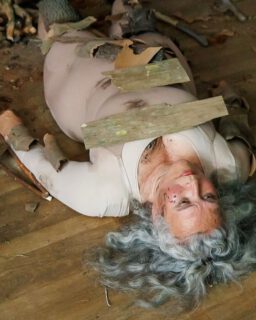 SYCAMORES
Gesangsperformance
„A fallen blossom
returning to the bough, I thought—
But no, a butterfly.“ (Arakida Moritake)
Sauerstoffquelle, Schutz, Schattenspender, Wurzeln, Natur, Verbundenheit, Widerstandskraft, Mensch, Verletzlichkeit, Eingriff.
crop 📷 © Dafna Gazit @gazitdafna @wurzeln.kunstprojekt #tree #baum #sycamore #roots #wurzeln #haiku #performanceart #xerxes #gesangsperformance #singingperformanceart