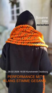 „zwischen“
Susanne Hille
Performance
am
Samstag 28.2.2026, 16 Uhr
im Kunstverein Duisburg, Weidenweg 10, 47059 Duisburg
im Rahmen von „Begegnungen“ -
47. Duisburger Akzente
… gemeinsam mit den in der Galerie ausstellenden Künstler:innen entsteht ein Raum, in dem Austausch, Klang und Kunst „miteinander“ verschmelzen:
Seil Verbindung Dialog Trennung Linie Echo Faden Resonanz Weg Nähe Brücke Verhandlung Distanz Grenze Verständigung Kette Schnitt Transit Diskurs…
Eintritt frei