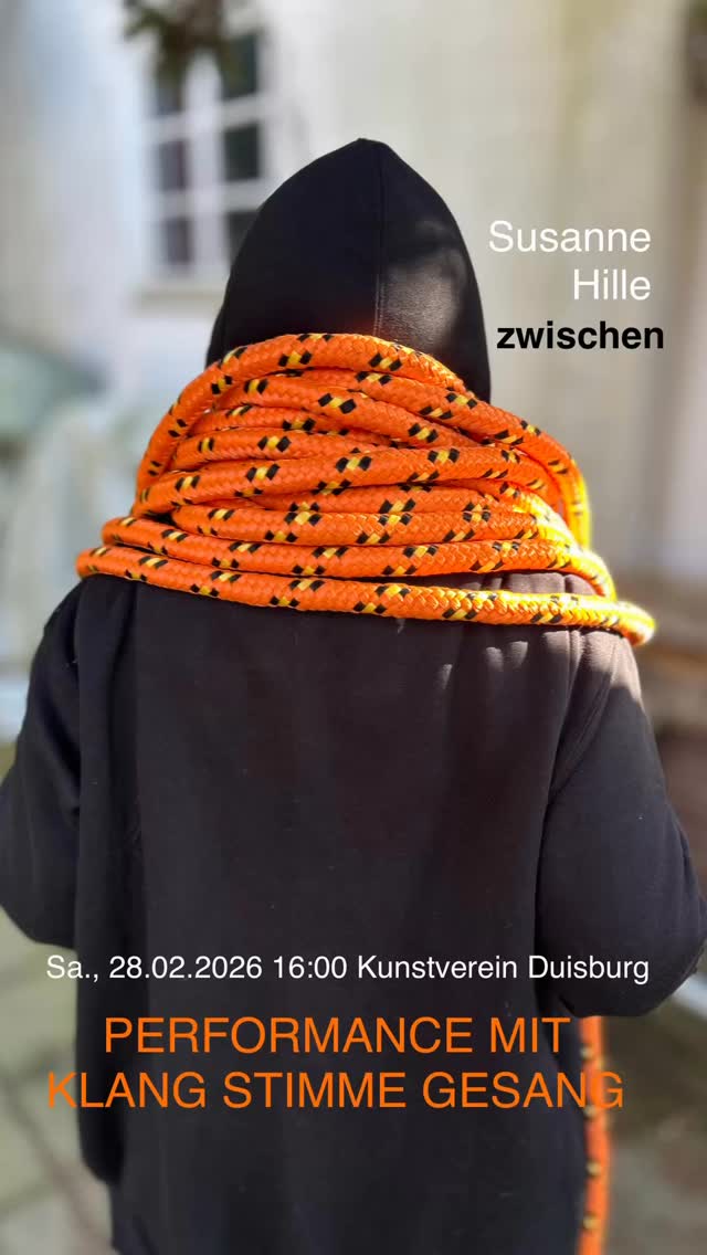 „zwischen“
Susanne Hille
Performance
am
Samstag 28.2.2026, 16 Uhr
im Kunstverein Duisburg, Weidenweg 10, 47059 Duisburg 
im Rahmen von „Begegnungen“ - 
47. Duisburger Akzente
… gemeinsam mit den in der Galerie ausstellenden Künstler:innen entsteht ein Raum, in dem Austausch, Klang und Kunst „miteinander“ verschmelzen:
Seil Verbindung Dialog Trennung Linie Echo Faden Resonanz Weg Nähe Brücke Verhandlung Distanz Grenze Verständigung Kette Schnitt Transit Diskurs…
Eintritt frei